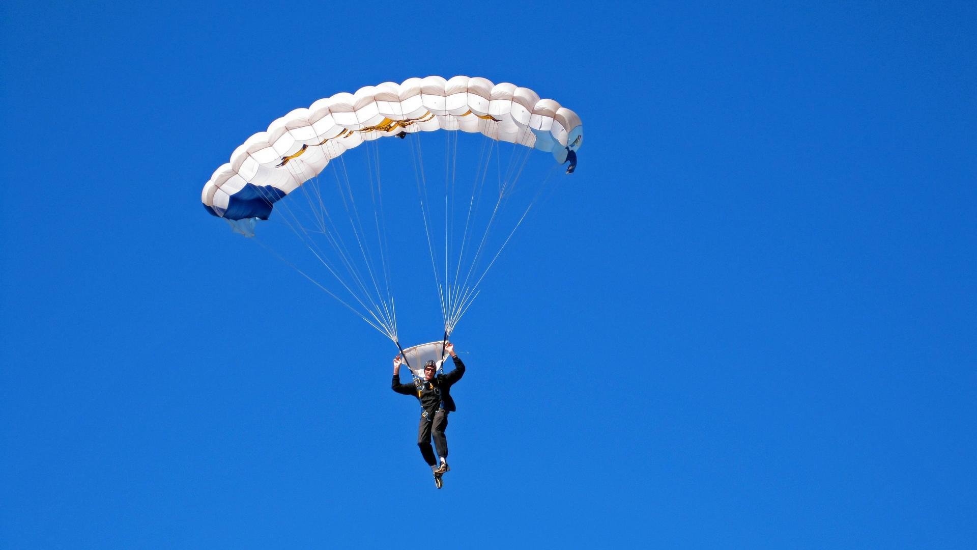 F1新赛季揭幕战，毕尔巴鄂节奏与哥伦比亚风暴的焦点对决